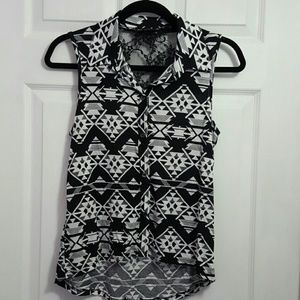👜Sale👜3 for $21 Aztec print sleeveless hi-lo top